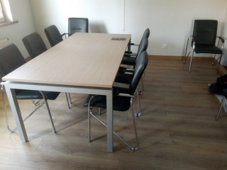 Офисный стол со стульями для переговоров